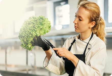 Сотрудница с зеленью